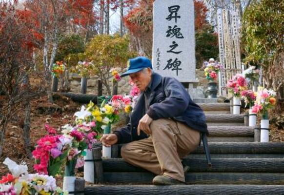 造花を供える登山道の管理人・黒沢完一さん=14日午後、群馬県上野村
