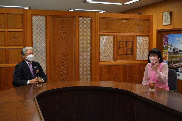 とちぎ未来大使に委嘱され、福田知事（左）と懇談する阿佐ヶ谷姉妹の渡辺さん＝５日午後、県東京事務所
