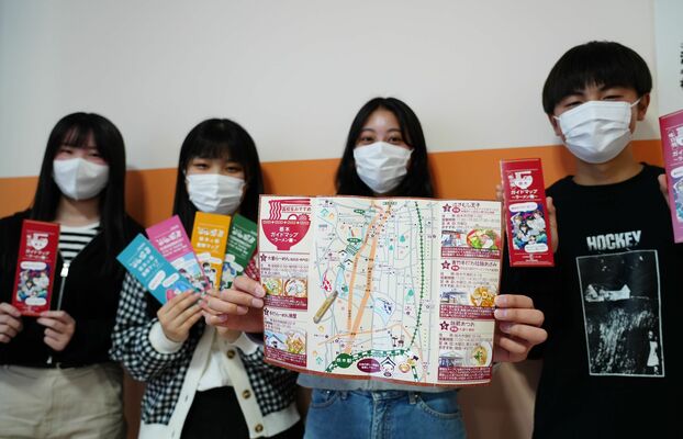 ラーメンのガイドマップを持つ部員たち