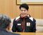 石坂市長（手前）にパリ五輪への意気込みを語る水沼選手＝５日午後、真岡市荒町