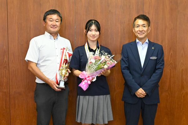 早川市長（右）に優勝を報告した石原さん（中央）