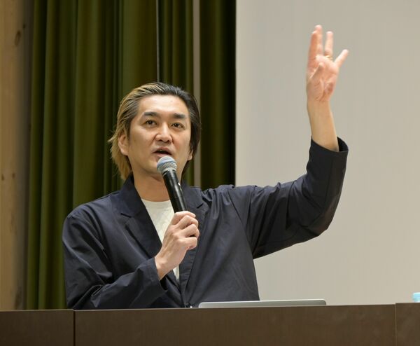 ヤングケアラーだった経験を踏まえ、講演する徳井さん