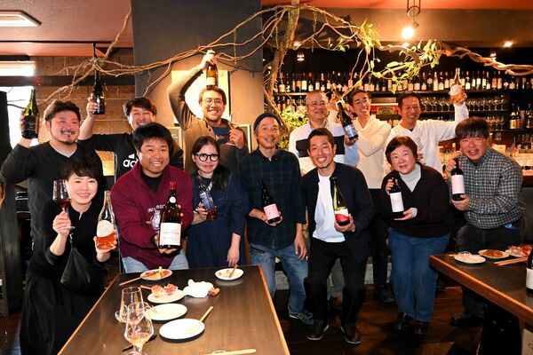 栃木ワイン産官学連携協議会の交流会に参加した県内のワイン生産者＝１１月３０日、宇都宮市