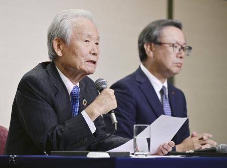 　プロ野球オーナー会議を終え記者会見するＮＰＢの榊原定征コミッショナー。奥は日本ハムの井川伸久オーナー＝１７日、東京都内