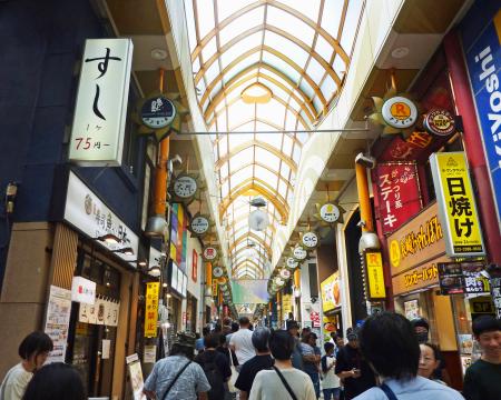 人の波が絶えない中野サンモールの商店街=東京都中野区