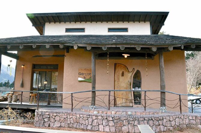 店は霧降高原へ向かう坂の途中、大きなシカのオブジェが目印