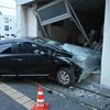 小山で乗用車がビルに衝突