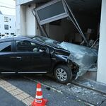 小山で乗用車がビルに衝突