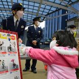 夕方以降の事故を無くそう　「輝かせ隊」が広報活動　宇都宮中央署など
