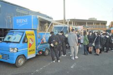足利駅前にキッチンカー集結　高校生グループが「フェス」開催
