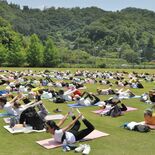 佐野のクリケット場で野外“本場”ヨガ満喫　市とインド大使館が共催　大使…