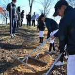 グラウンド貸し出しの縁で...小中生らが整備奉仕　 宇都宮の野球チーム…