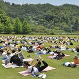 佐野のクリケット場で野外“本場”ヨガ満喫　市とインド大使館が共催　大使の提案受け実現