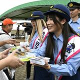 「飲酒運転マン」と「ながら運転マン」倒します　プロレスラー姉妹、下野で一日署長に