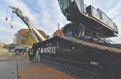 １３５０トン大型クレーン車登場