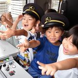 出発進行！　気分は運転士　保育園児がLRT見学　宇都宮キワニスクラブが招待
