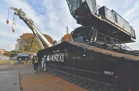 １３５０トン大型クレーン車登場