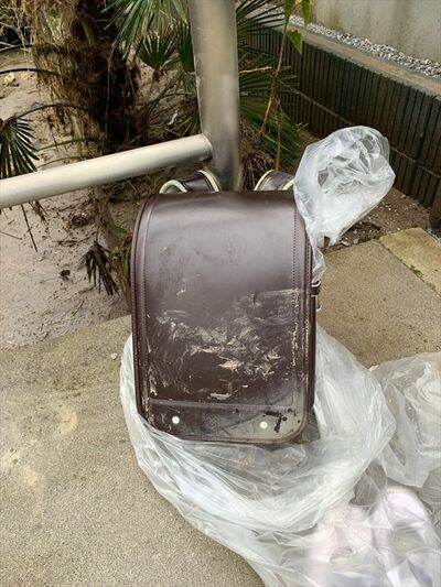泥だらけになったランドセル。友人の支援を得て学校再開までに代用品を手に入れた