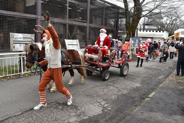 動物園内をにぎやかに練り歩くパレード