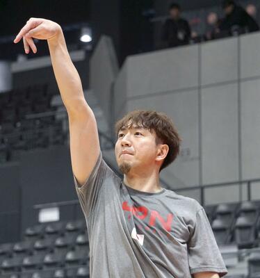 調整するバスケットボール男子日本代表の比江島＝20日、宇都宮市の日環アリーナ栃木
