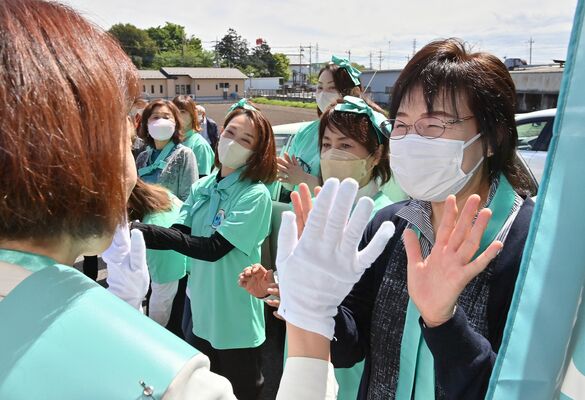 出陣式で候補者とハイタッチする支持者たち＝16日午前10時15分、足利市内