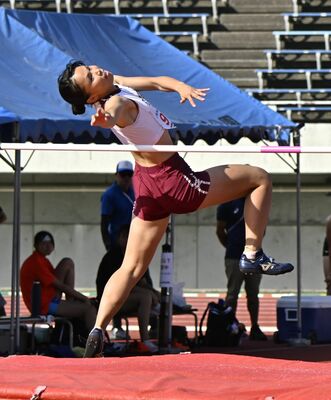 陸上女子走り高跳びで１メートル67を跳び２位となった渡辺（作新）＝広島市のホットスタッフフィールド広島、鈴木航撮影