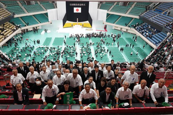 全国戦没者追悼式に参列した本県遺族＝15日午後０時40分、東京・日本武道館