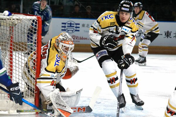 今季初完封に貢献したＧＫ福藤（左）とＤＦニスカラ＝青森県八戸市のフラット八戸