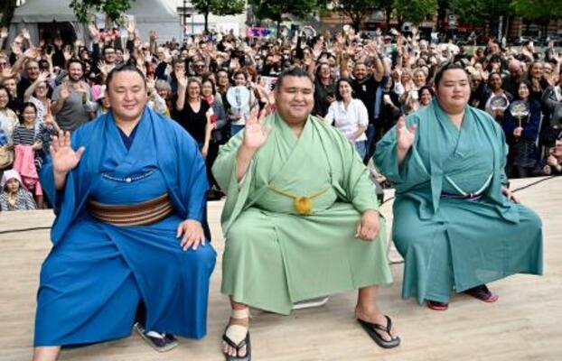 日本の伝統文化交流イベントに参加した(左から)玉鷲、高安、琴桜=12日、パリ(共同)