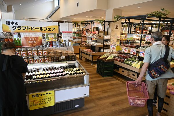 日光地域の多彩な土産物が並ぶニコニコマルシェ店内