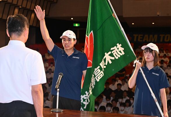 結団式で選手宣誓するシルバ（中央）と旗手の高山＝県教育会館