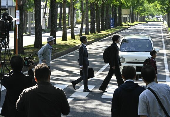 啓発ＣＭの撮影で横断歩道を歩く俳優ら＝22日午前、壬生町北小林