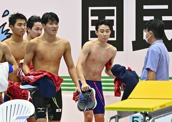 少年男子Ａ800メートルリレー決勝　８位入賞した本県チームの第１泳者・松下（右から２人目）ら選手たち＝日環アリーナ栃木屋内水泳場