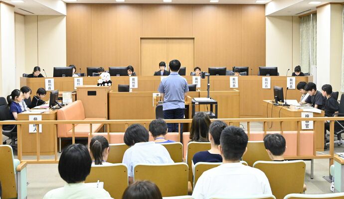 模擬裁判に参加する児童ら＝31日午後、宇都宮地裁