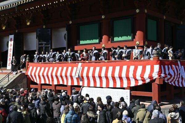 がらまきでにぎわう三仏堂前