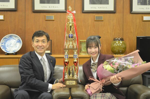 早川市長に笑顔で優勝を報告した茂木さん（右）
