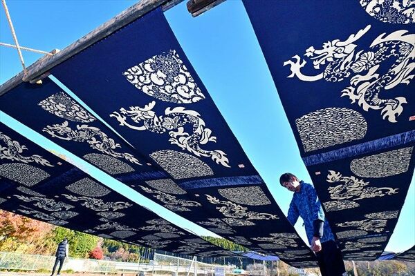 天日干しされる「辰」のデザインの藍染めの生地＝２日午前10時15分、大田原市黒羽向町