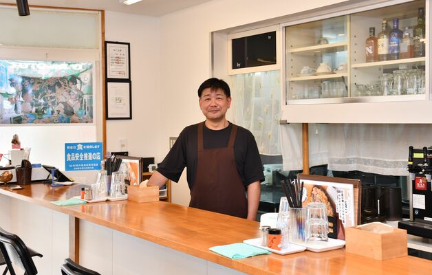 店内に立つ片桐さん