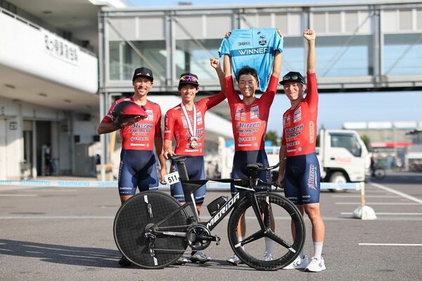 チームタイムトライアルで２連覇を飾ったブリッツェンの選手たち＝鈴鹿サーキット（チーム提供）