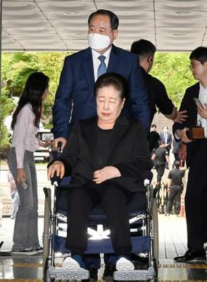 　２２日、ソウル中央地裁に出頭した旧統一教会の韓鶴子総裁（中央）（共同）