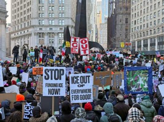 30日、移民取り締まりに抗議し、行われたデモ=米ニューヨーク(共同)