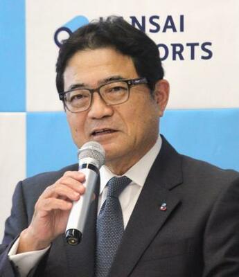 記者会見する関西エアポートの山谷佳之社長=1日午後、大阪府泉佐野市