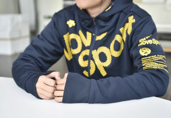 性的な撮影被害を打ち明ける女子陸上選手。「隠し撮りは罪に問うべき。小中学生もひとごとと思わないでほしい」と話す＝11月下旬、県内