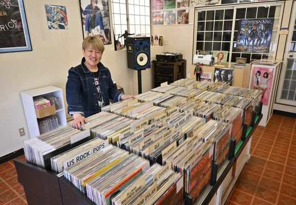 懐かしい雰囲気が漂う店内と福田さん。レコードは試聴して購入することができる