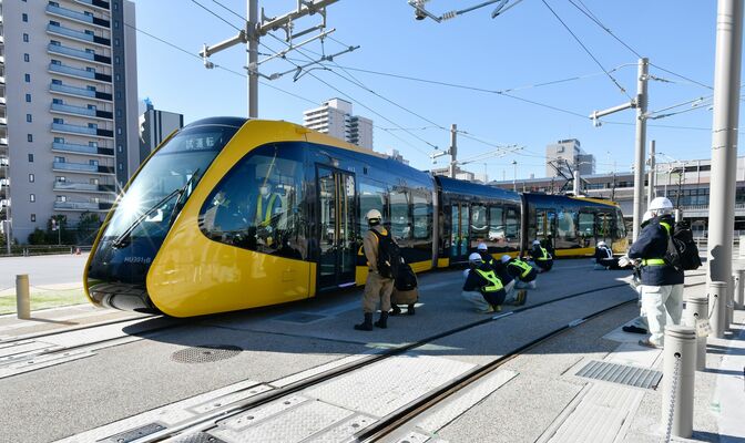 脱線事故があったＪＲ宇都宮駅東口停留場付近で行われたＬＲＴの走行試験＝23日午前11時45分、宇都宮市宮みらい