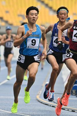 陸上少年男子Ｂ3000メートル決勝　６位入賞した栃木県の大島（左）＝宇都宮市のカンセキスタジアムとちぎ