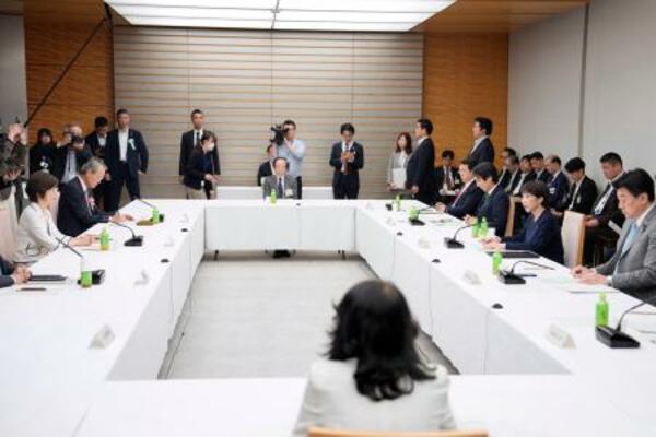　首相官邸で開かれた経済財政諮問会議＝２５日午後、首相官邸