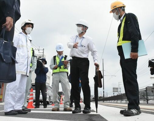 ＬＲＴと車が接触した事故現場付近を調べる参加者＝５日午後、宇都宮市陽東５丁目