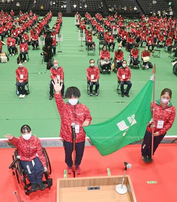 選手宣誓する加藤凜香（左）と松下裕哉、旗手は松島史代＝12日午前11時40分、宇都宮市の日環アリーナ栃木