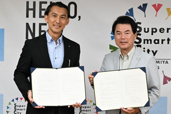 連携協定書を交わす佐藤市長(右)と安井支社長